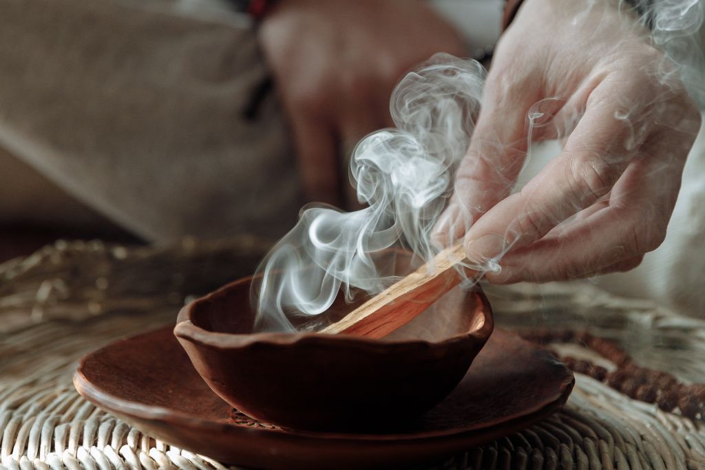 programming a crystal using smudging method using wood bowl and plate