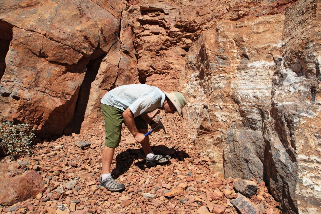 man doing rockhounding on a rockhounding site