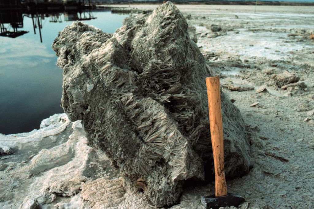 block of trona broken by the dredge